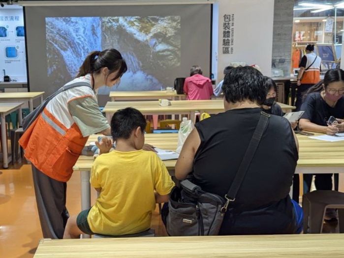 孩子被迫提早長大，紅包傳愛送出希望，展望會投入5,670萬元，撐起高屏7,561名弱勢童年的日常